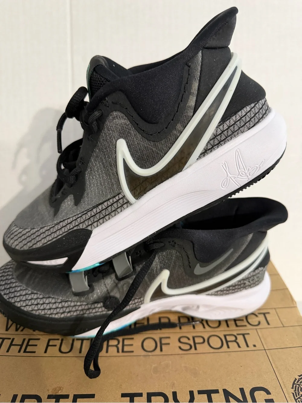 Nike Kyrie Irving 8 Go Youth Sneakers
